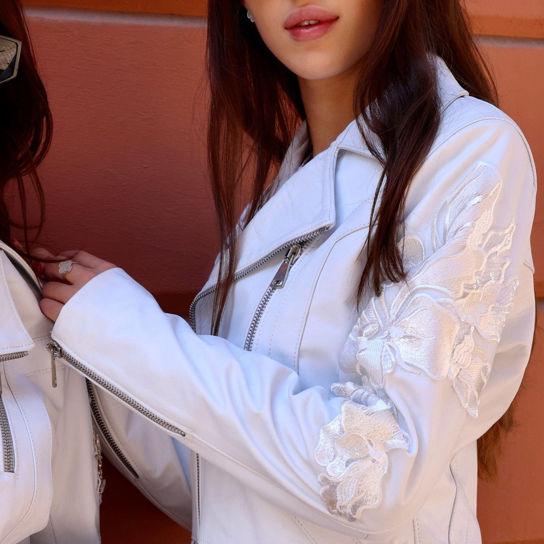 STELLA, l'unique Perfecto Couture blanc avec dentelle et paillettes - EVA ROJE